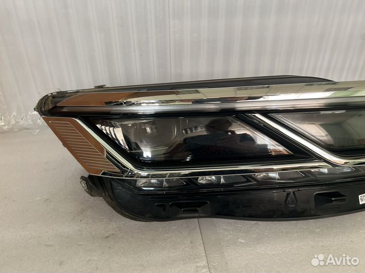 Правая фара VW touareg 3 Matrix