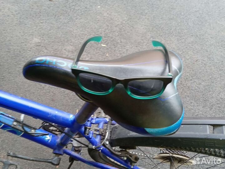 Чёрно-зелёные солнце-защитные очки