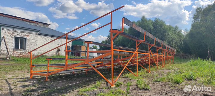 Для выступлений зрительский подиум (трибуна)