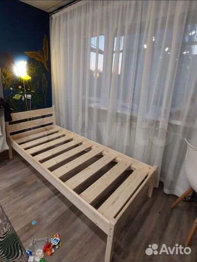 Кровать односпальная из массива