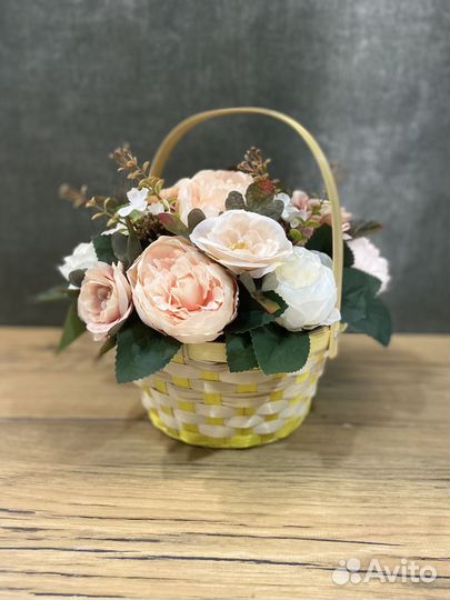 Корзина ритуальная с искусственными цветами