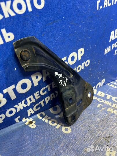 Правый кронштейн переднего подрамника Ford Focus 3