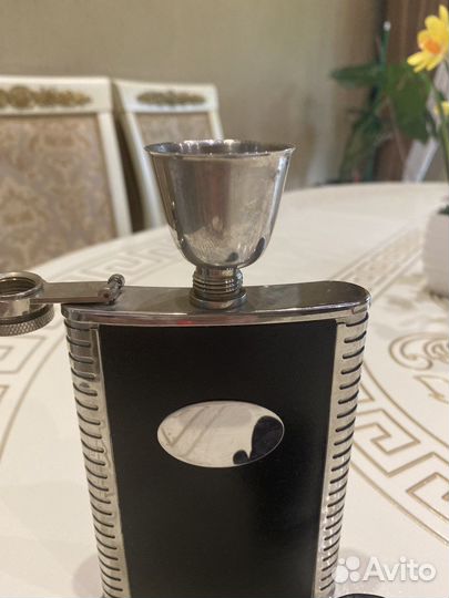 Фляжка со стопками