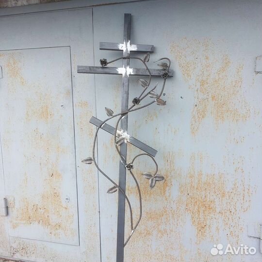 Оградки на кладбище, кресты из металла