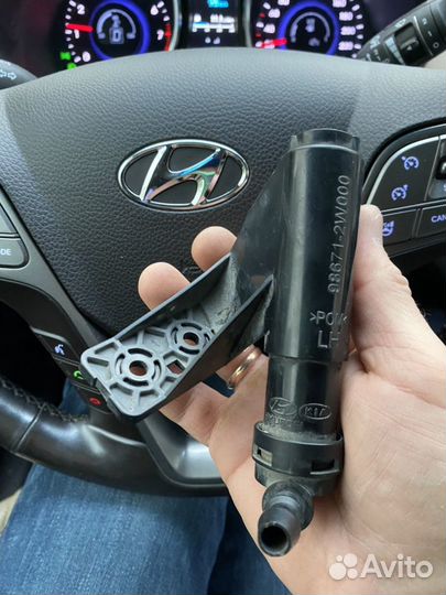 Форсунка омывателя фары левая Santa Fe 3 2012-2018