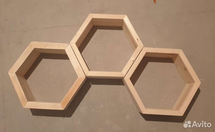 Полки в виде сот