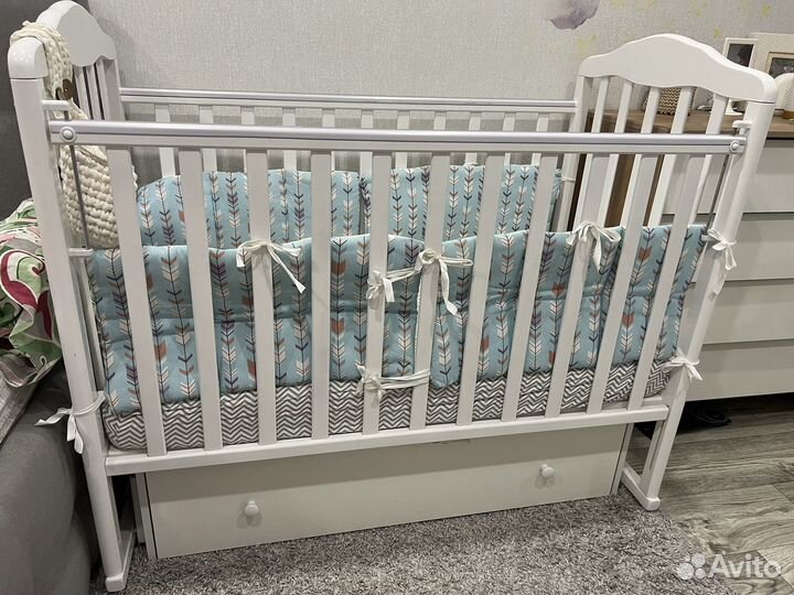 Детская кроватка с маятником и ящиком