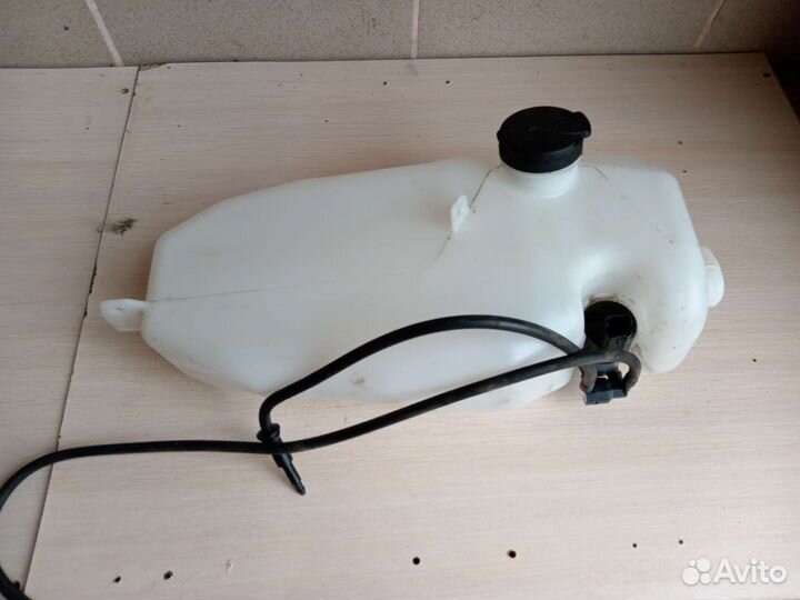 Бочок омывателя на рено сандеро 2 2014г