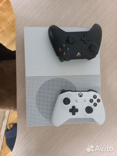 Xbox one s 1 tb,2 геймпада