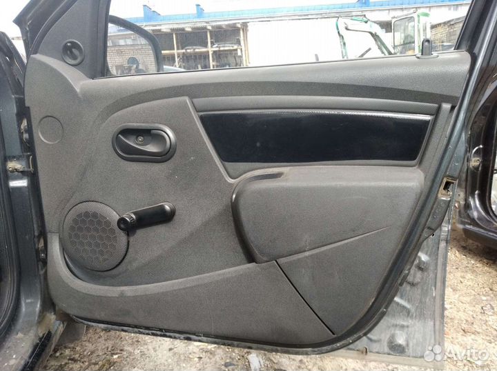 Обшивка двери Рено Логан