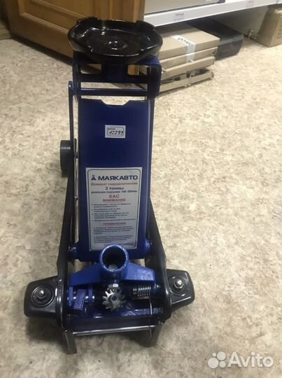 Домкрат подкатной Маяк - Авто 3 тонны