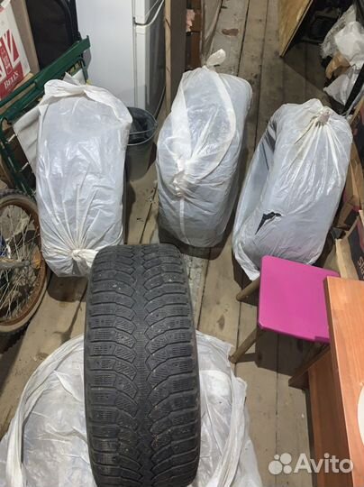 Bridgestone Blizzak Spike-01 235/45 R17