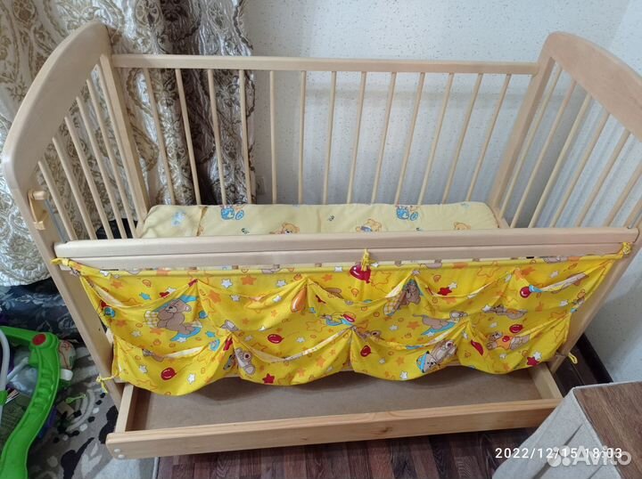 Детская кроватка с матрасом нижним ящиком