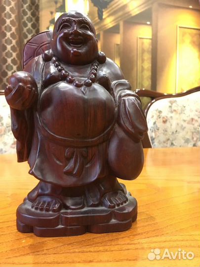 Красивая статуэтка