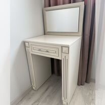 Туалетный столик с зеркалом