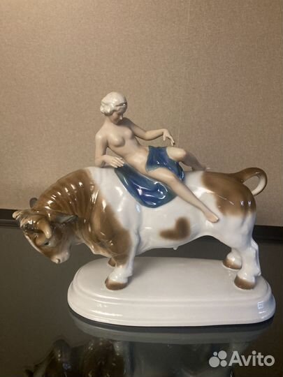 Фарфоровая статуэтка