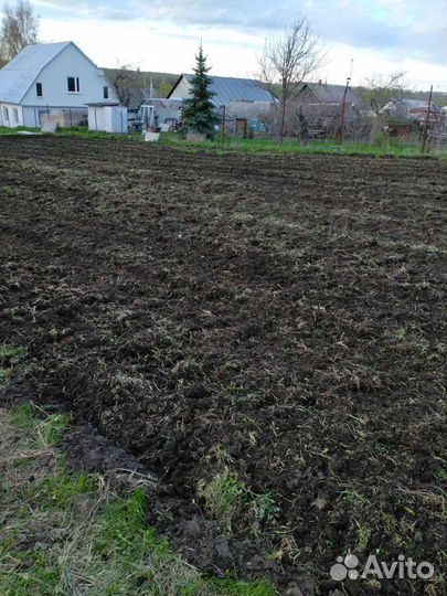 Вспашка земли трактором фрезой или плугом