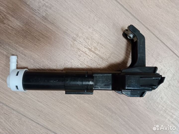 Форсунка омывателя фары левая Toyota Camry