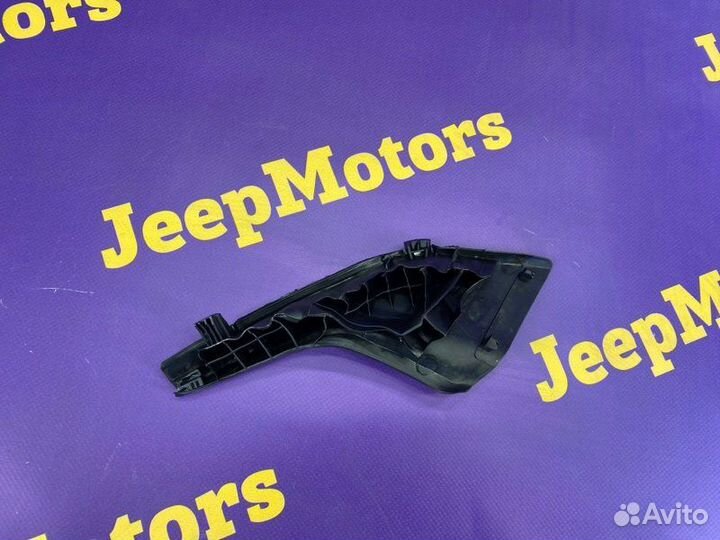 Уголок решетки под дворники передний правый Toyota