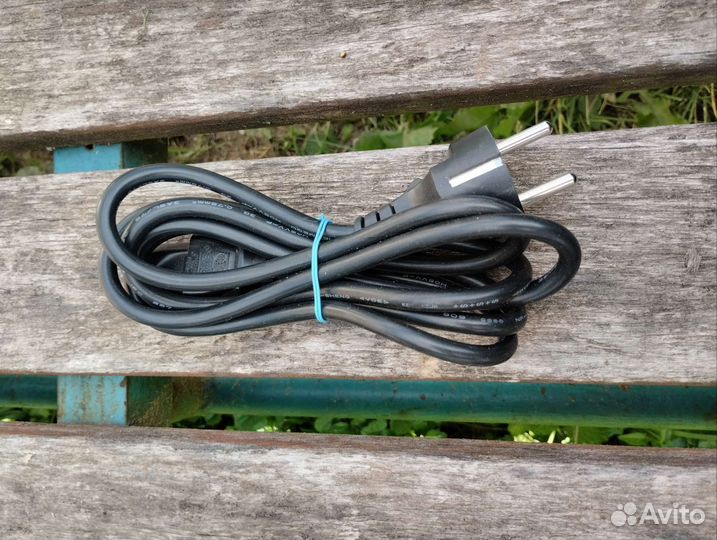 Кабель питания для компьютера или принтера черный