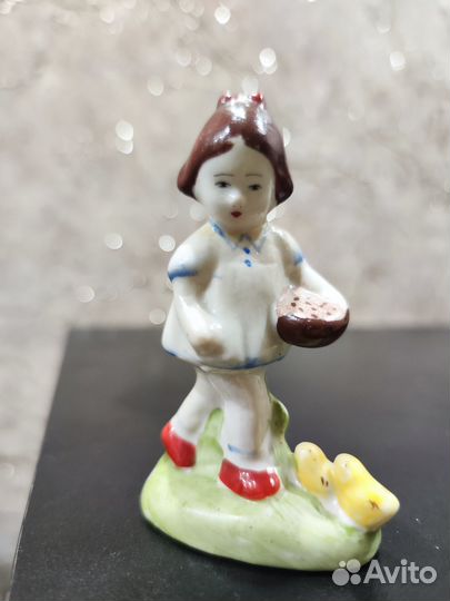 Статуэтка СССР Девочка кормит курей