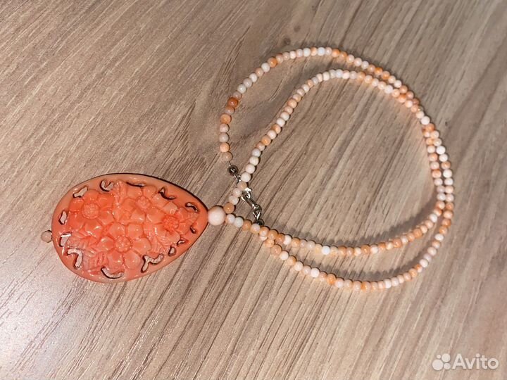 Колье с кораллом и резным подвесом