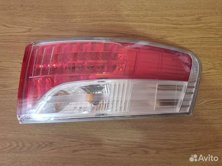 Фара задняя правая на avensis