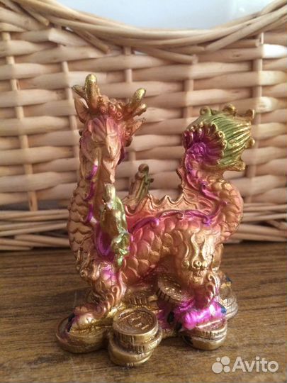 Сувенир дракон на монетках