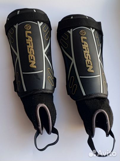 Длинные футбольные щитки Larsen