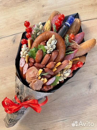 Мужской букет из колбасок и сыра