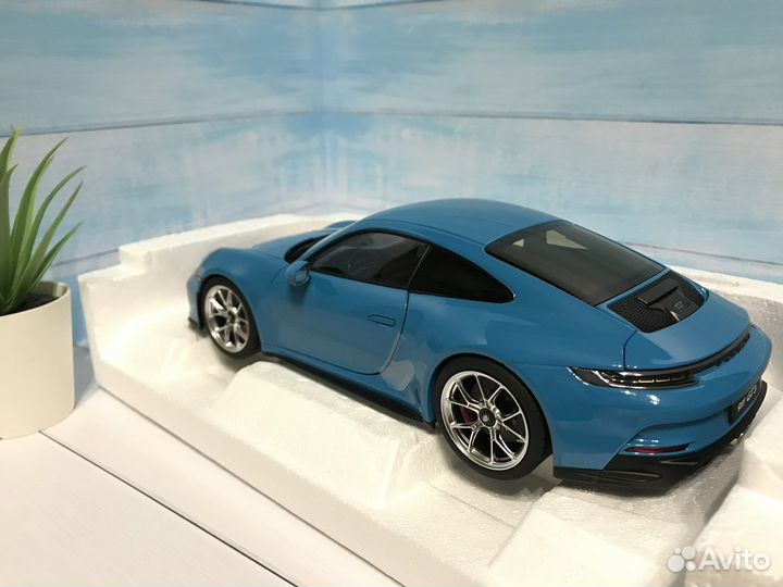 Porsche 911 GT3 Touring (992) 1/18 Miami blue