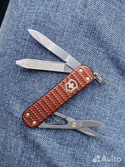 Нож-брелок victorinox Classic SD Precious Alox