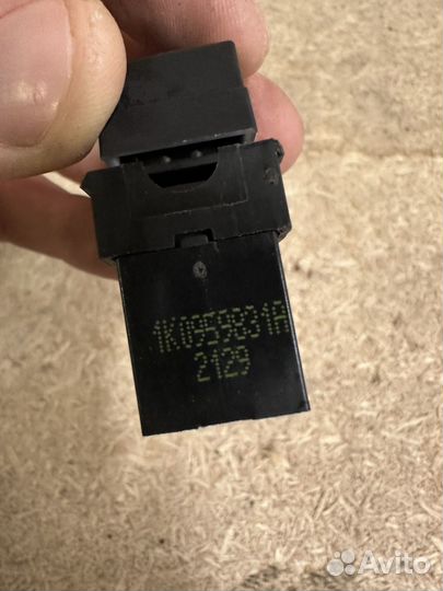 Кнопка багажника Фольксваген Поло 5