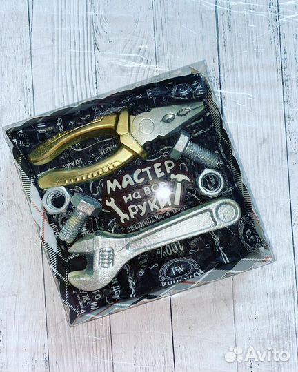 Шоколадный подарок на 23 февраля инструменты