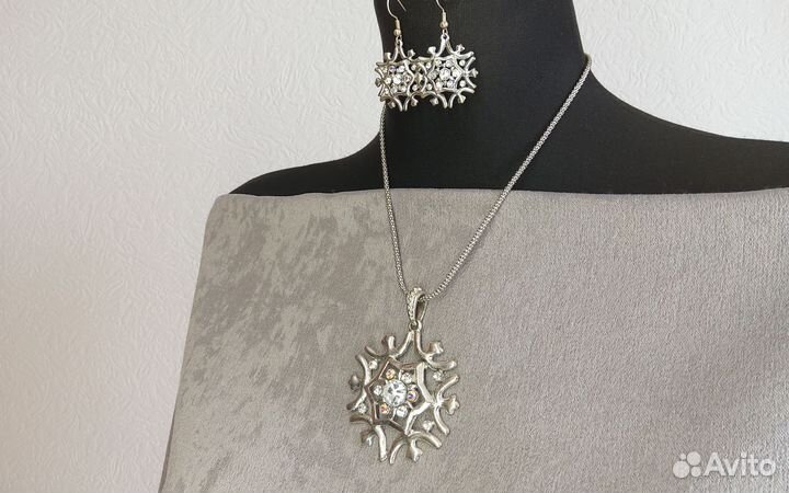 Комплект бижутерии серьги и кулон