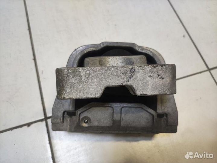 Опора двигателя правая Volkswagen Passat CC 358