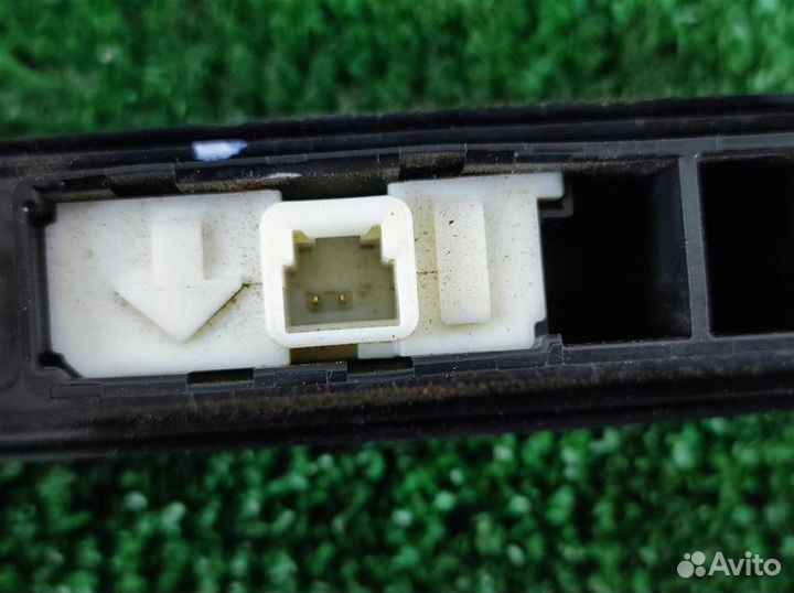 Кнопка багажника Toyota Verso R2 2009