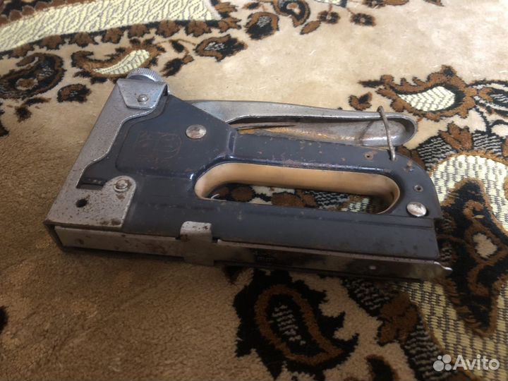 Степлер мебельный