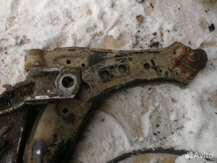 Передний правый рычаг шкода фабия
