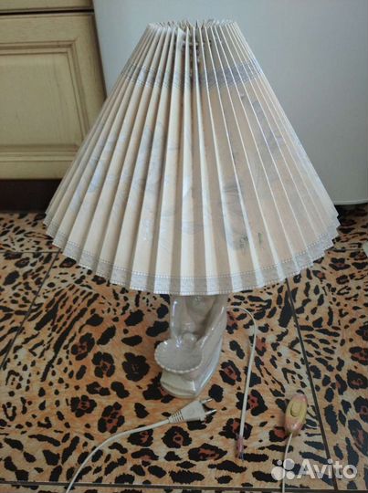 Лампа настольная с керамической фигурой