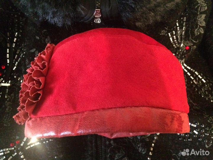 Шапка красная из натуральной замши