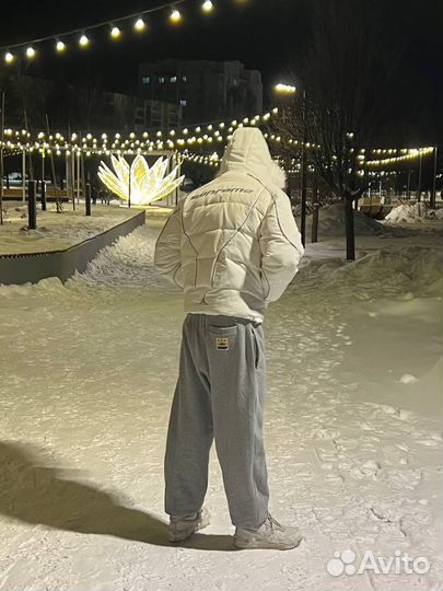 Пуховик Jordan x Supreme белоснежный в наличии