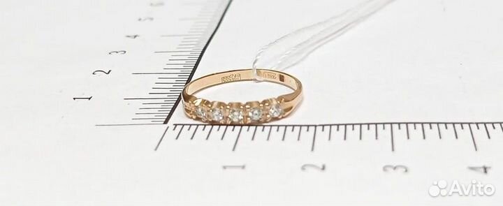 Кольцо с природным камнем Золото