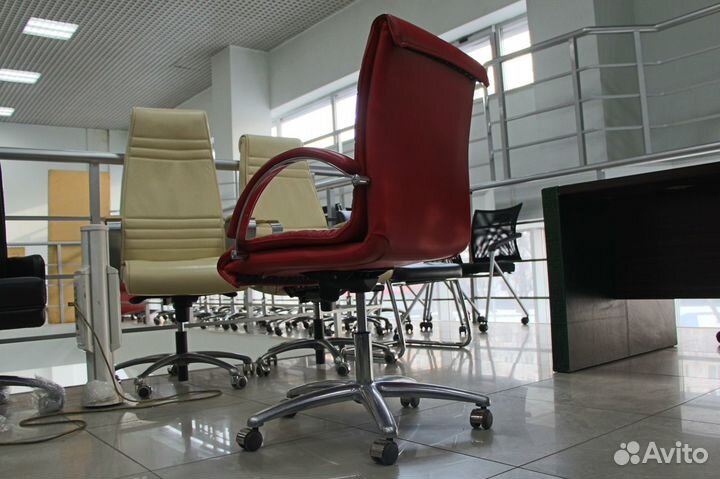 Кожаное кресло (Италия)