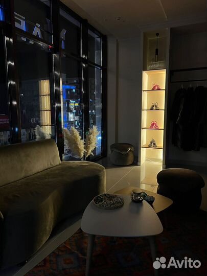 Рейлы в аренду, в магазине женской одежды