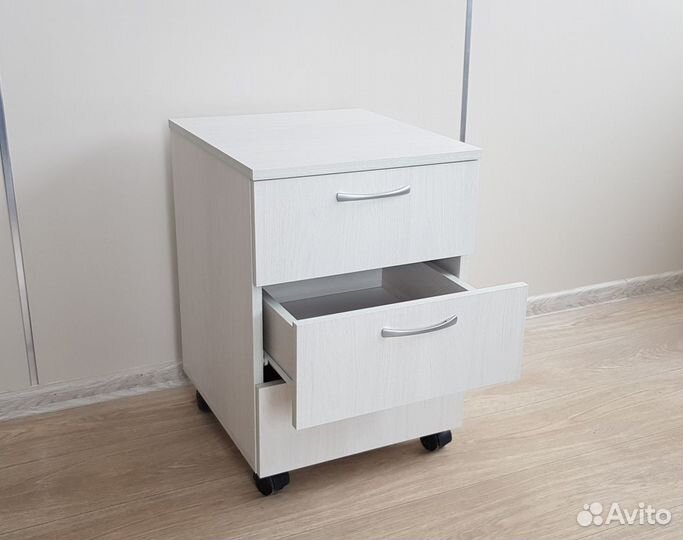 Офисная тумба подкатная с 3 ящиками. Новая