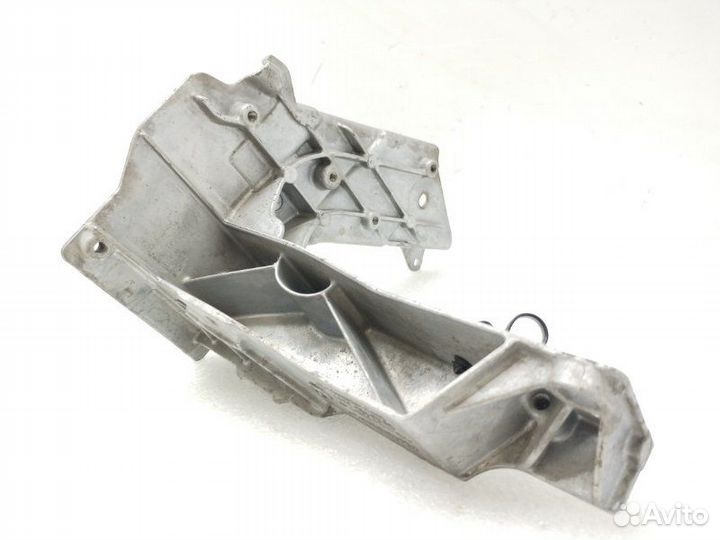 Кронштейн передней панели передний левый