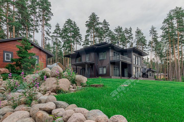 Коттедж 535 м² на участке 30 сот.