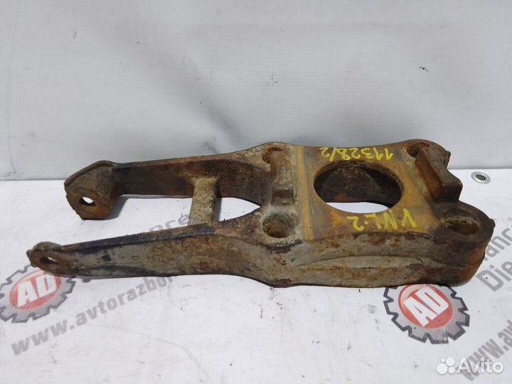 Кронштейн амортизатора задней оси нижний прав. Vol