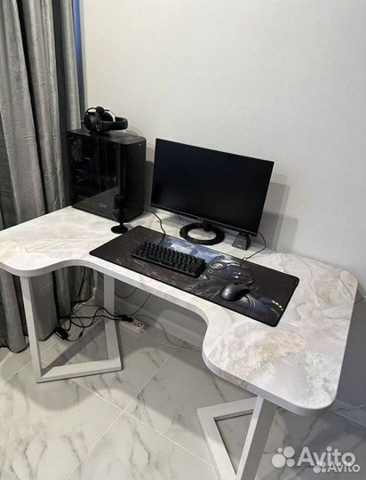 Письменный стол 'New Balance'